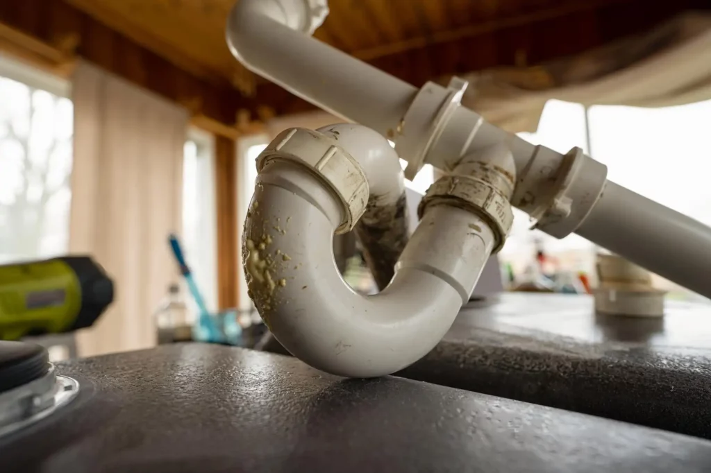 Siphon unter der Spüle verstopft? Jetzt Abfluss professionell in Düsseldorf reinigen lassen